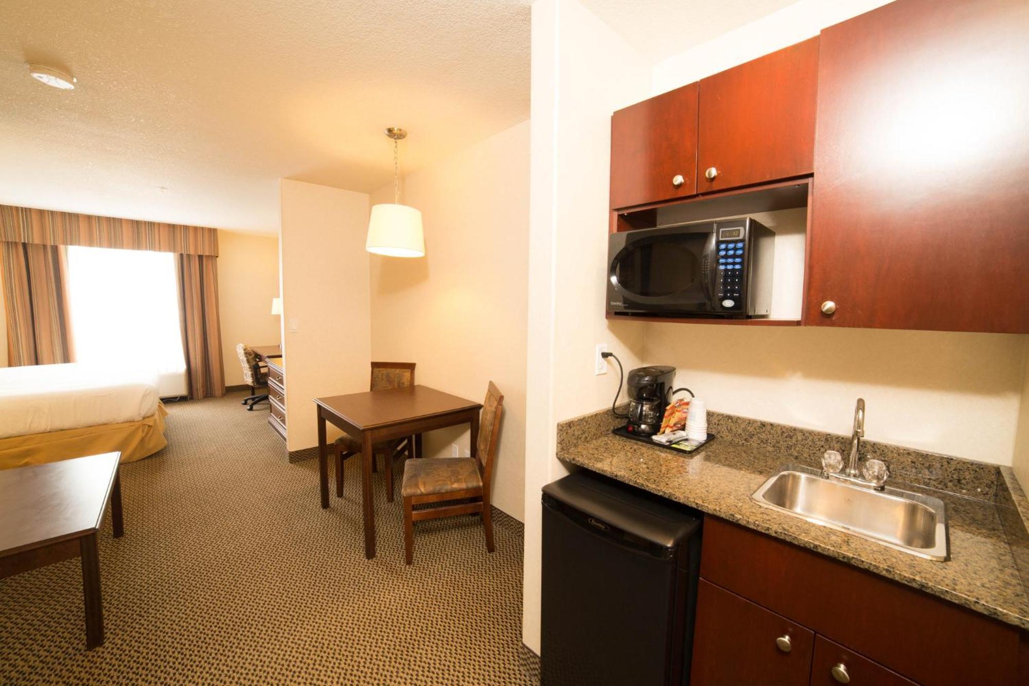 Holiday Inn Express Hotel & Suites - Slave Lake By Ihg Dış mekan fotoğraf